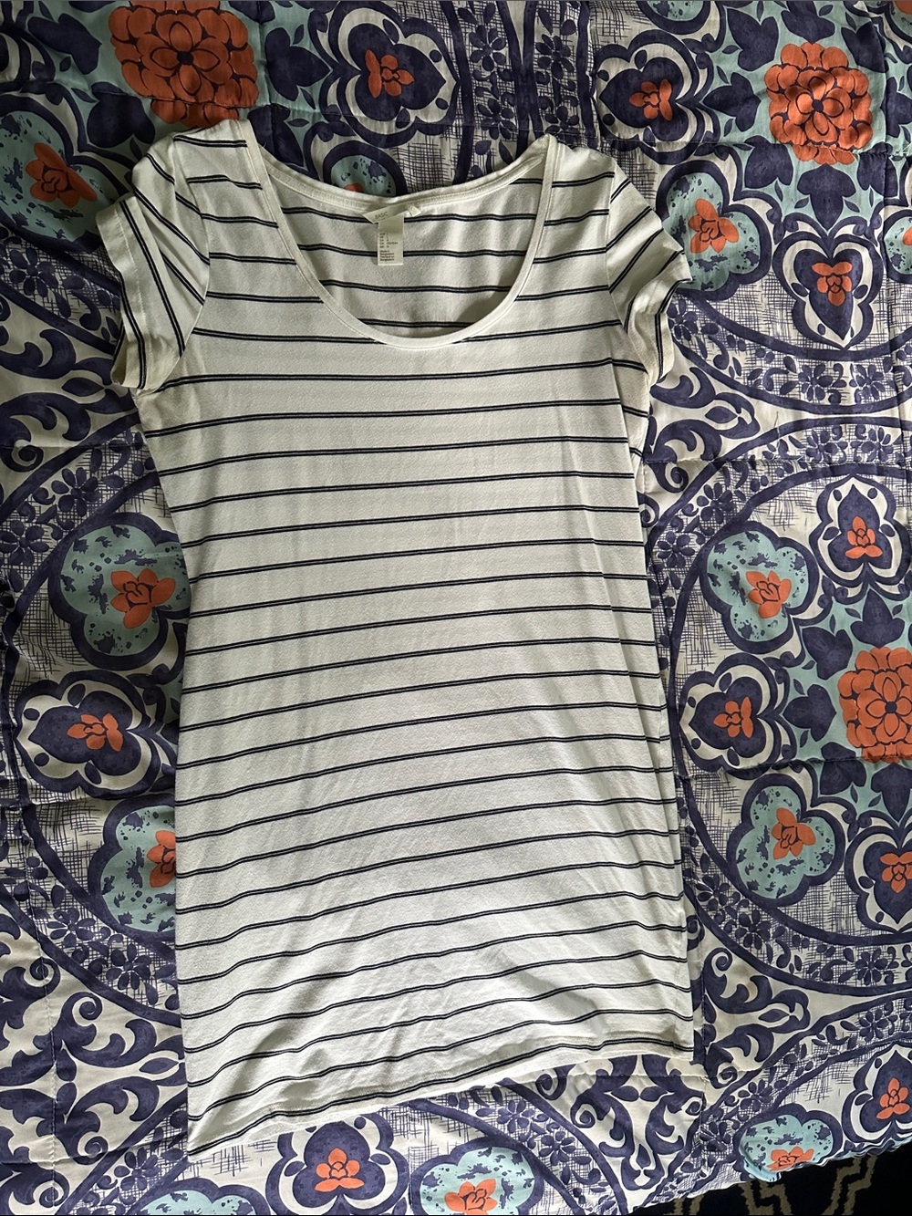H&M Basic Women’s Short Sleeve Scoop Neck Striped Tee shirt dress - White & Navy